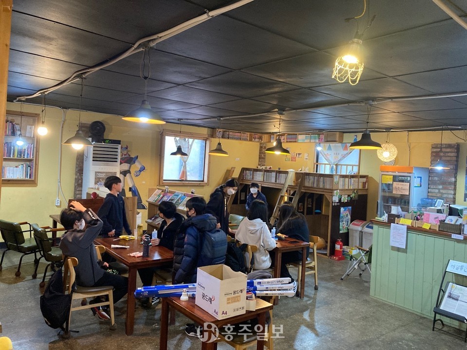홍동 마을학교의 최고 인기 교육과정인 'ㅋㅋㅋ만화방'