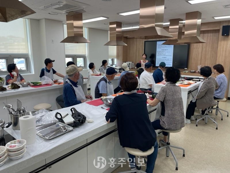 홍성군보건소가 12주간 진행한 장애인 그룹재활 프로그램이 지역민의 큰 호응을 얻었다.