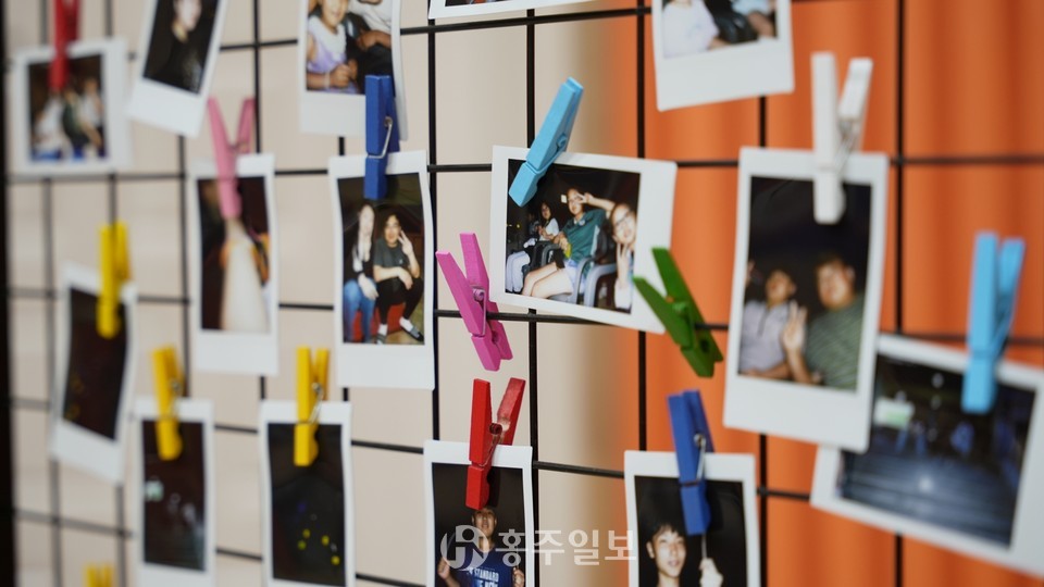 신당초등학교의 입구에 내세워져 있는 아이들의 폴라로이드 사진