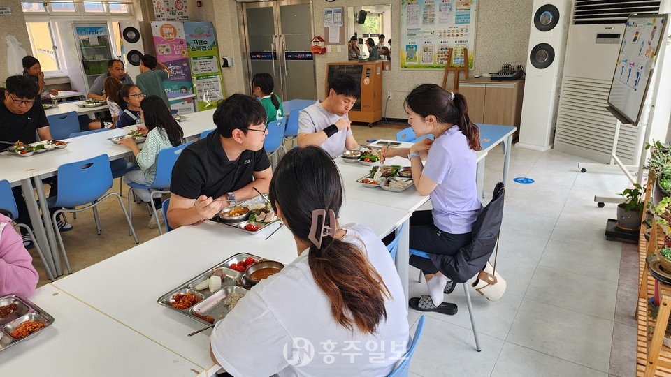 보호자에게 급식교육을 공개한 신당초등학교