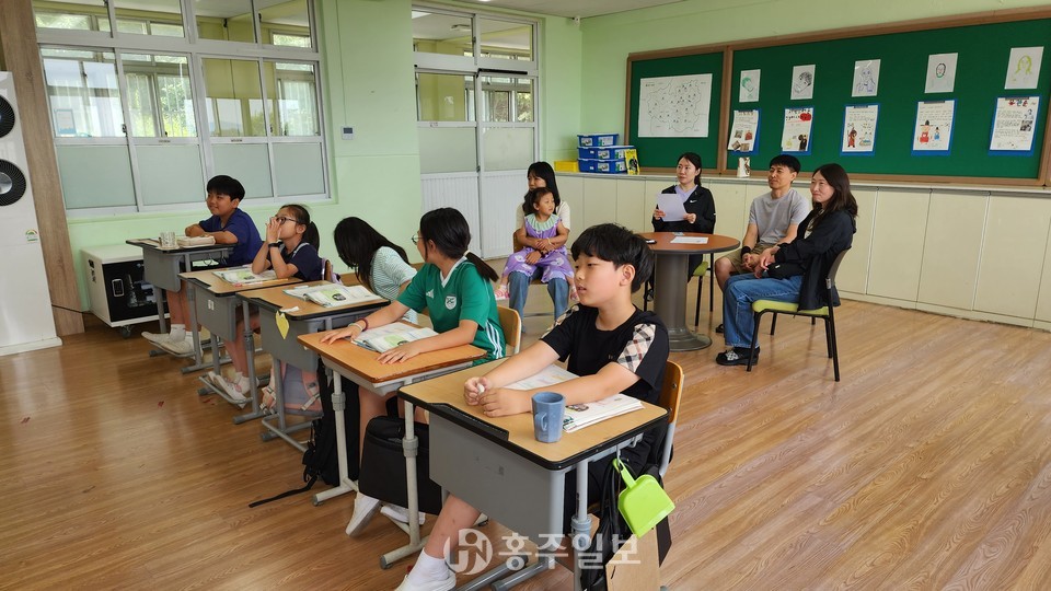 학부모 공개수업을 참관하고 있는 신관초등학교 학생들의 보호자들