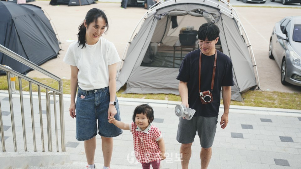 캠핑데이에 참석하는 신당초등학교 학생의 가족들