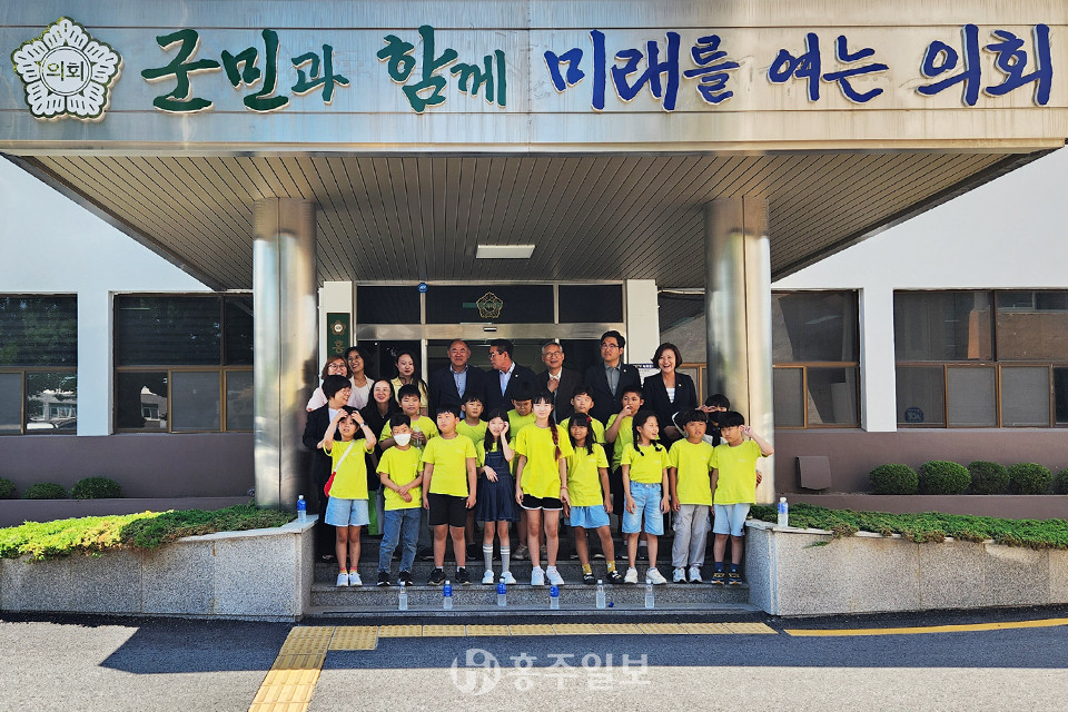 용봉초등학교 학생들이 지난달 26일 홍성군의회를 방문해 정책협의회를 가졌다. 학생들은 학교 인근 용봉천을 지켜달라며 대책 마련을 요구하기도 했다.