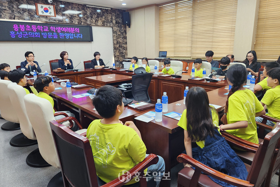 용봉초 학생들이 이정윤, 최선경, 이정희 홍성군의회 의원에게 용봉천 환경에 대한 정책 제안을 하고 있다.