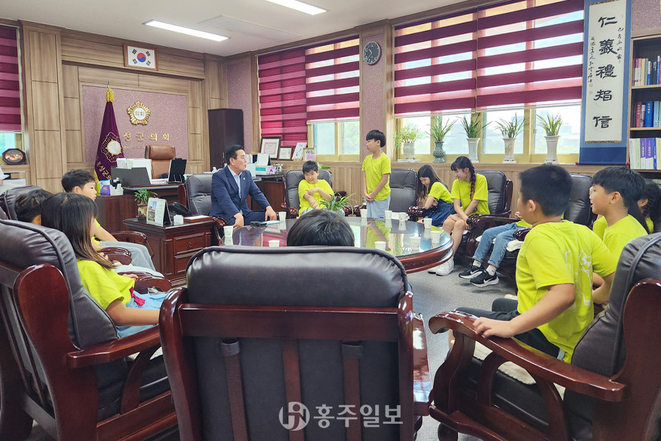 김인수 학생이 장재석 홍성군의회 부의장에게 조례 제정의 절차에 관해 질문하고 있다.