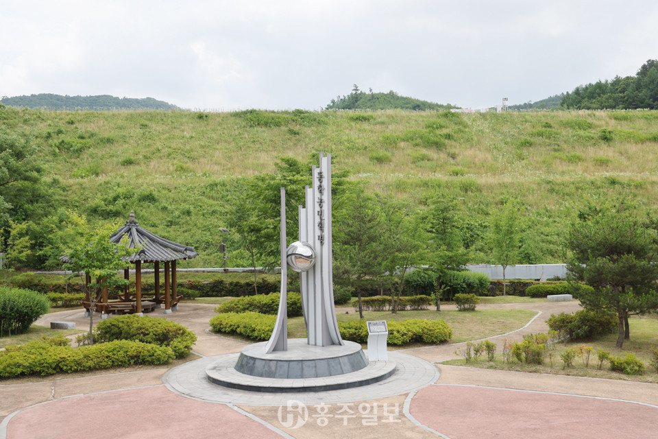 한곡리 문바위 동학농민혁명기념비.