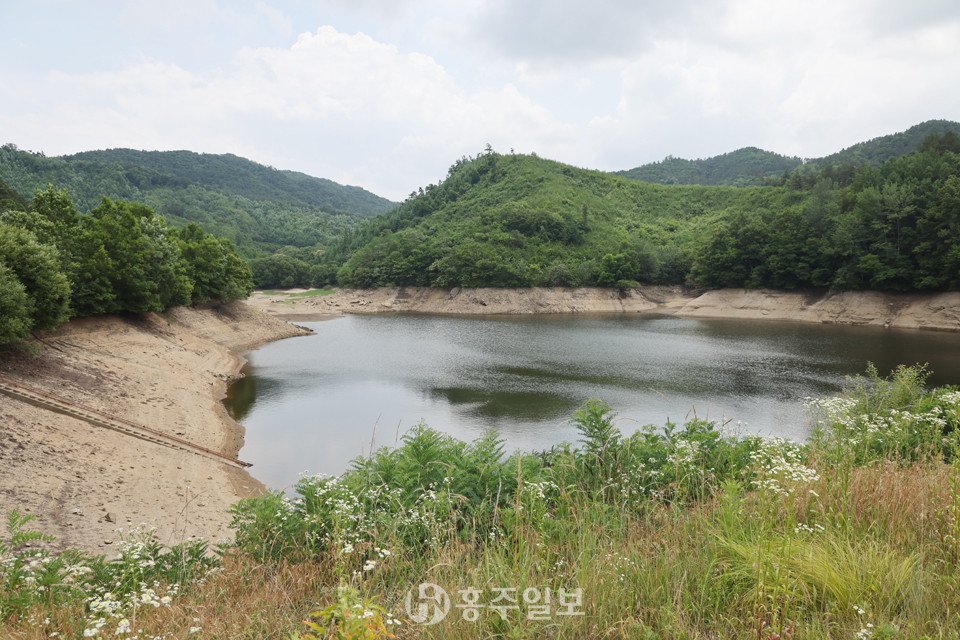옥천 청산 한곡리 한곡저수지.