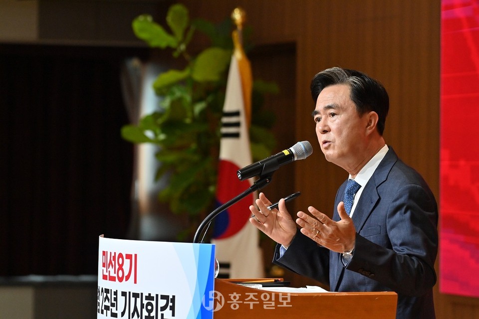 충청남도 도지사 민선 8기, 2주년 회견에서 임기 하반기 비전을 밝히고 있는 김태흠 충남도지사