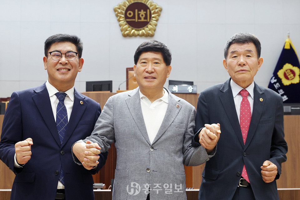 충남도의회 제12대 의회 후반기 의장으로 선출될 홍성현 의원(가운데)과 정광섭 제1부의장(오른쪽), 오인철 제2부의장(왼쪽).