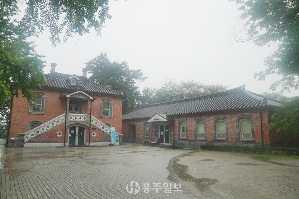 아산 공세리 성지성당 박물관(1922년 건립한 고딕양식의 서양식 성당과 사제관.