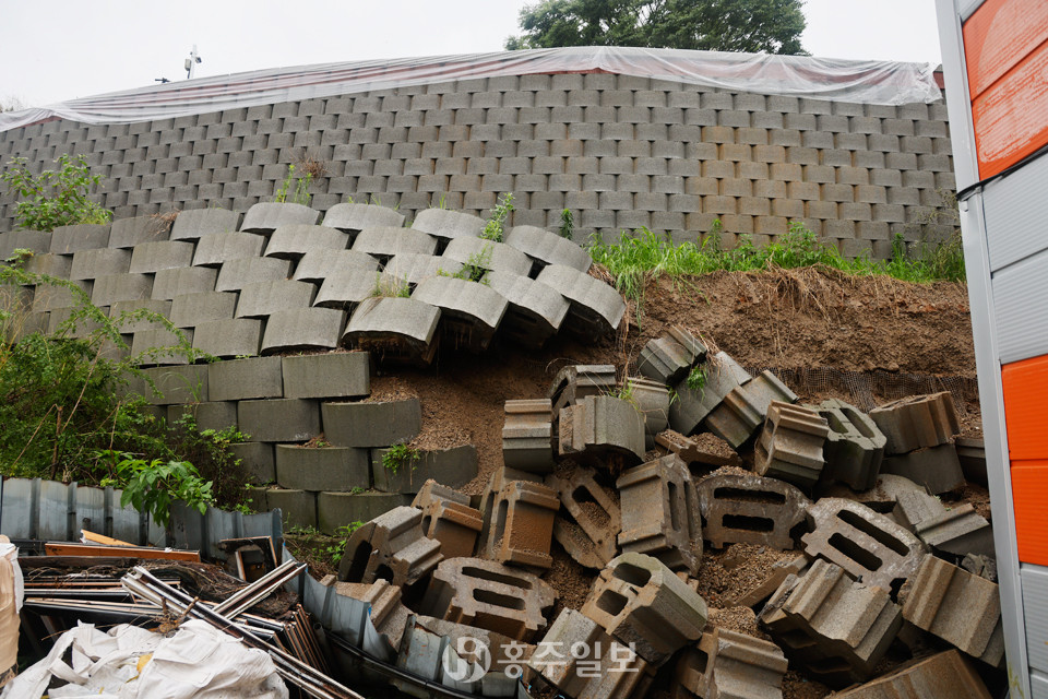 지난 7일부터 쏟아진 집중호우로 인해 8일 낮 12시 30분경 홍북읍 봉신리 일원의 한 공장 인근 보강토옹벽이 붕괴됐다.