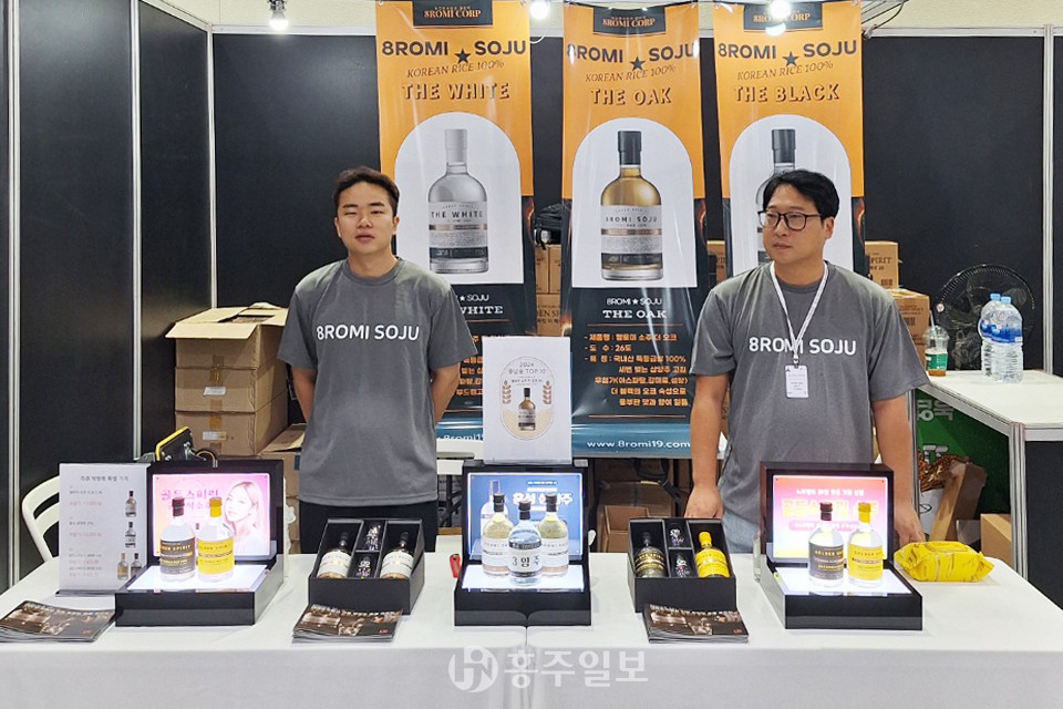 농업회사법인 팔로미㈜ 임직원들이 ‘2024서울국제주류&와인박람회’ 홍보부스를 운영하며 ‘팔로미 소주 더오크 26’, ‘홍성 삼양주’ 등을 비롯한 주력 상품을 홍보하고 있다.