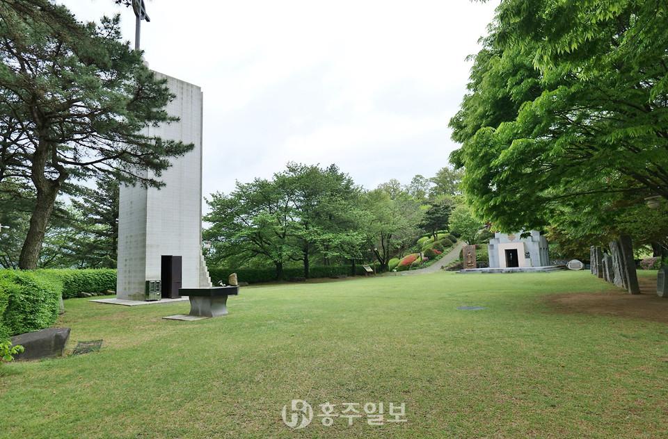 황새바위 순교성지 순교자광장.