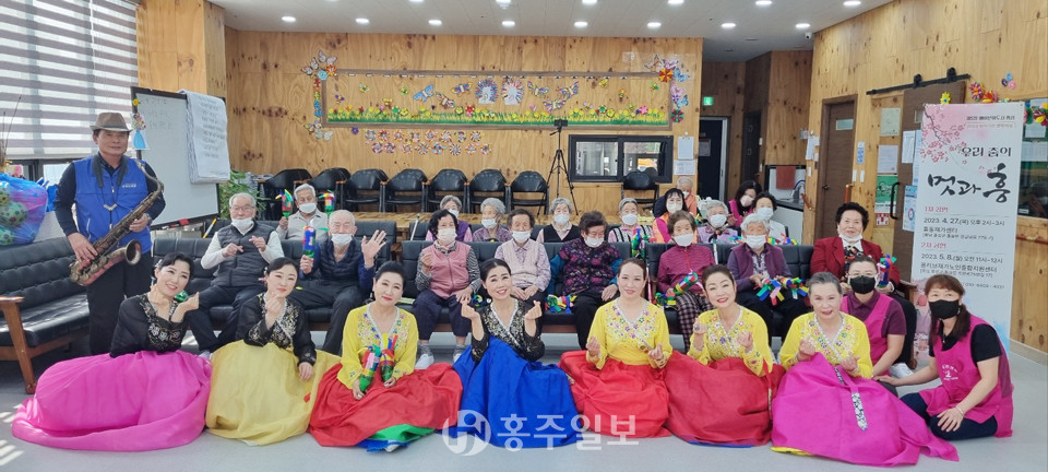 홍동재가센터에서 꽃가람무용단원들과 공연 후 기념촬영.