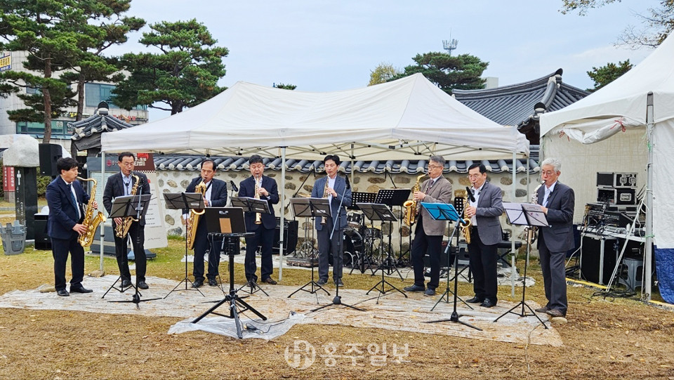 지난 1월 충연앙상블 관내 행사 연주.