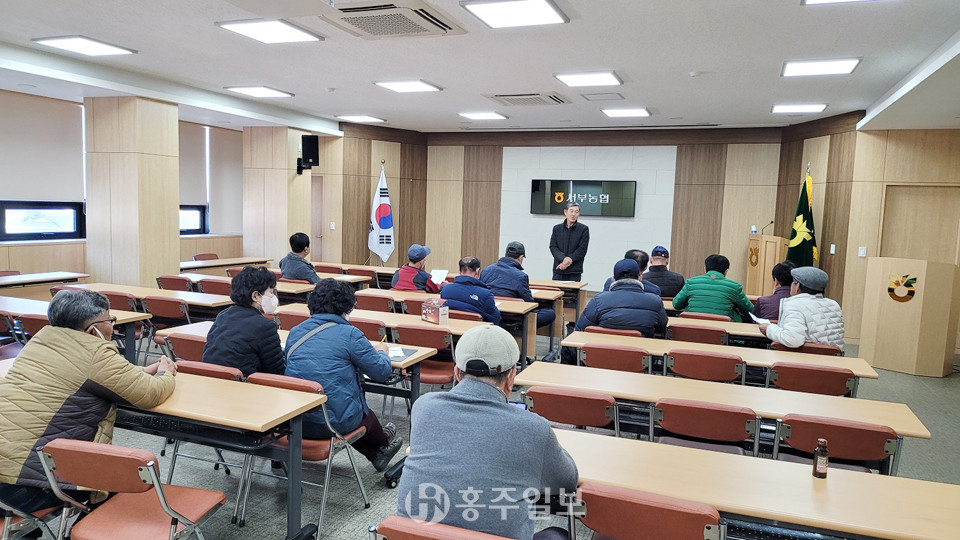 서부농협에서 서부면농촌지도자회 회원들과 정기회의를 하고 있다.