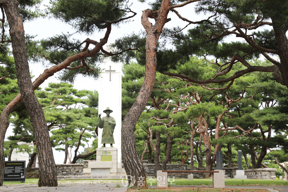 솔뫼성지 김대건 신부 동상.