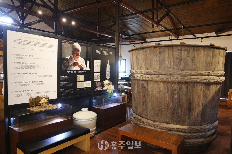 백련양조문화원 전시장, 오른쪽은 목제발효통.