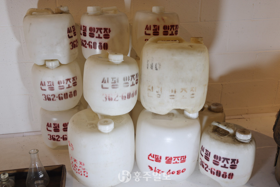 신평양조장의 오래된 말걸리통.