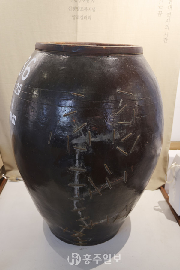 신평양조장의 오래된 막걸리 숙성용 항아리.