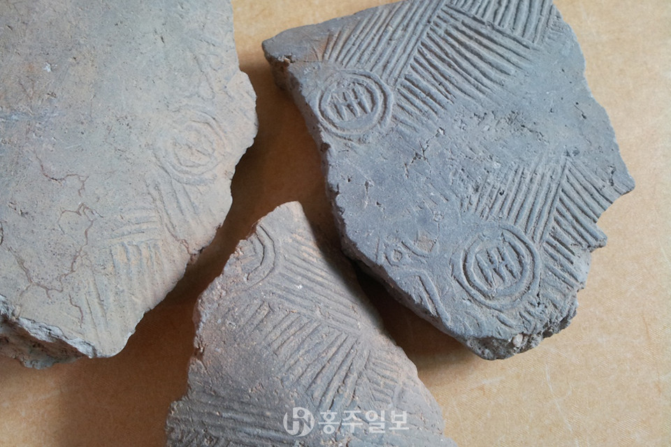 홍성상하리미륵불 주변의 사지에서 왕자명(王字名) 기와.