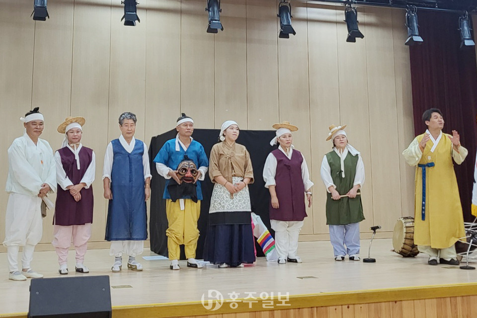 홍성군체육회레크리에이션협회 회원들과 악기연주를 하고 있다.