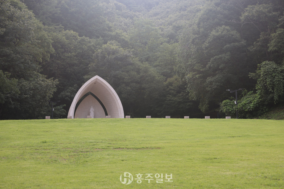 성모당과 잔디광장.