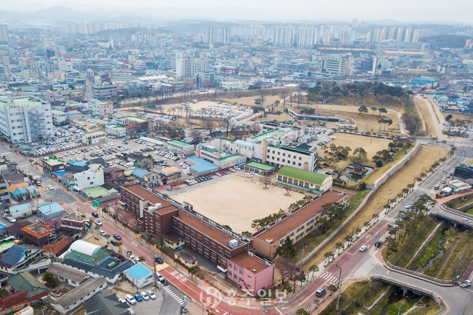 지난 1946년 개교해 1만 명이 넘는 졸업생을 배출한 홍주초등학교가 홍주읍성을 떠나 내포신도시로&nbsp;신설대체이전한다.