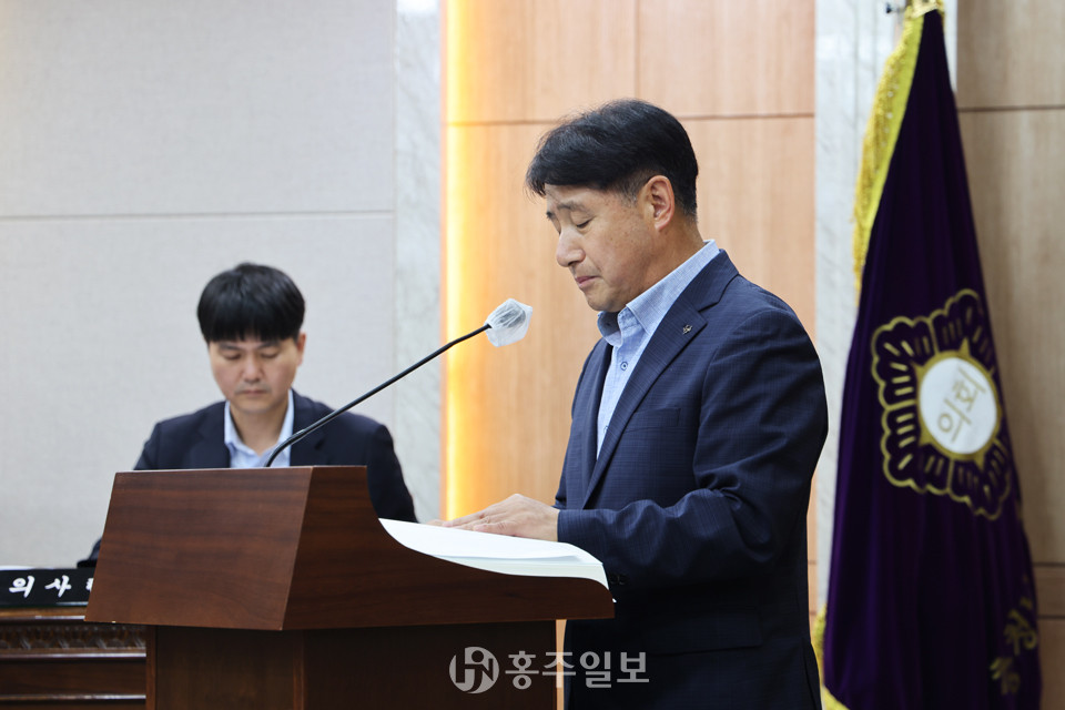 김태기 군 문화관광과장이 상반기 군정업무 추진실적과 하반기 업무계획을 보고하고 있다.