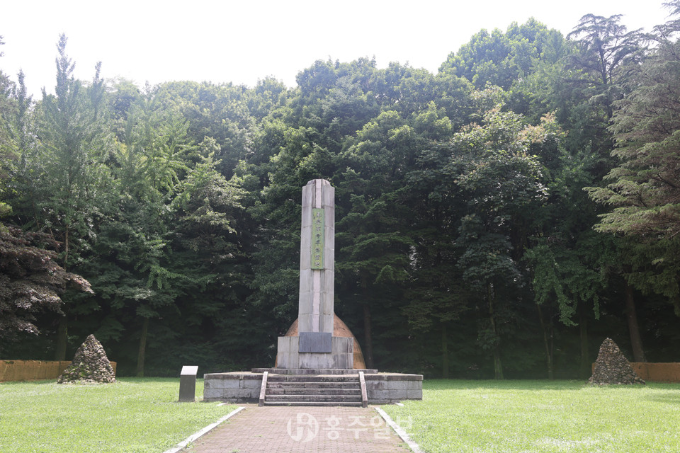 130년 전 치열했던 우금티 전투를 기리기 위해 1973년 11월 11일에 세워진 ‘동학혁명 위령탑’.