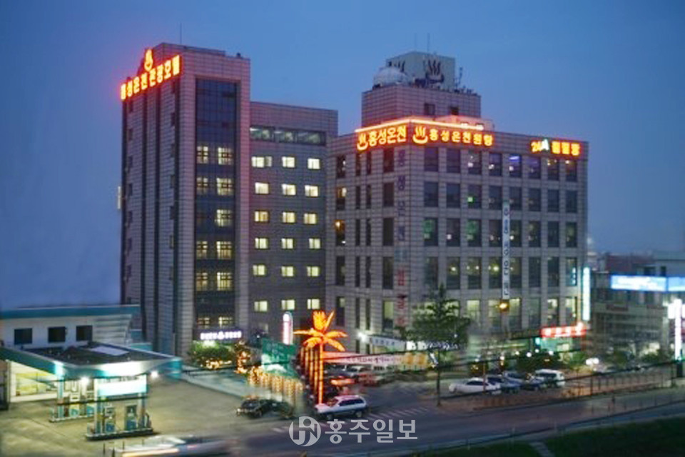 홍성온천관광호텔 전경. 객실동은 오는 10월, 사우나동은 내년 초순 리모델링을 마치고 새로운 이름으로 운영을 시작한다.