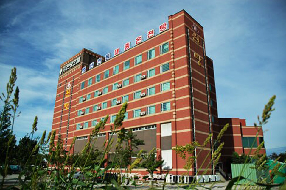 덕산온천관광호텔 전경. 철거 후 연수·휴양시설로 신축 개발될 예정이다.