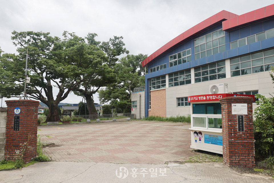 목천현 관아지(현재 목천초등학교).