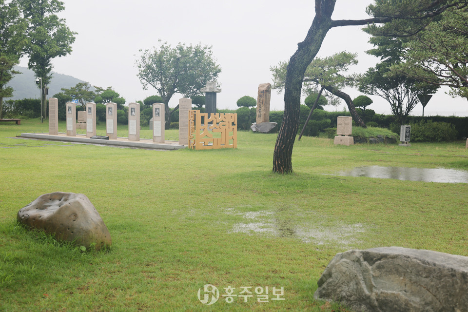 다섯 성인 순교터. 뒤쪽에는 다섯 순교자와 500여 명의 무명 순교자를 기리는 순교복자비와 순교성인비.