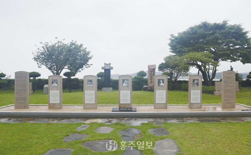 다섯 성인의 순교터. 죄측부터 장주기 요셉 회장, 황석두 루카 회장, 위앵 마르티노 루카 신부, 오메트르 베드로 신부, 다블뤼 안토니오 주교.