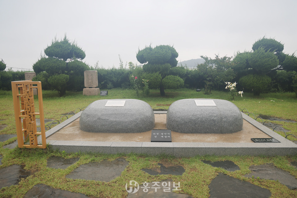 다섯 성인의 첫 매장터.