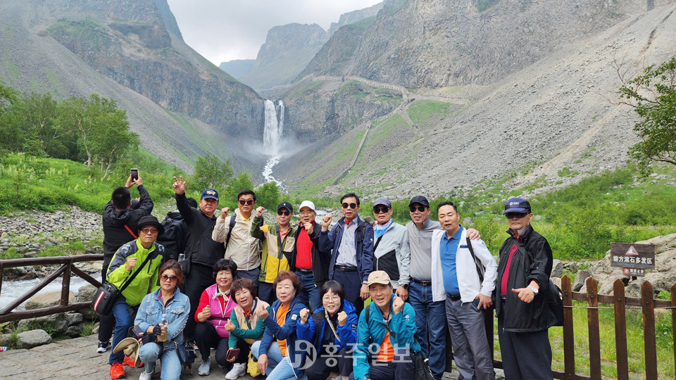 민주평화통일자문위원들과 백두산 정상 부근에서 기념 촬영