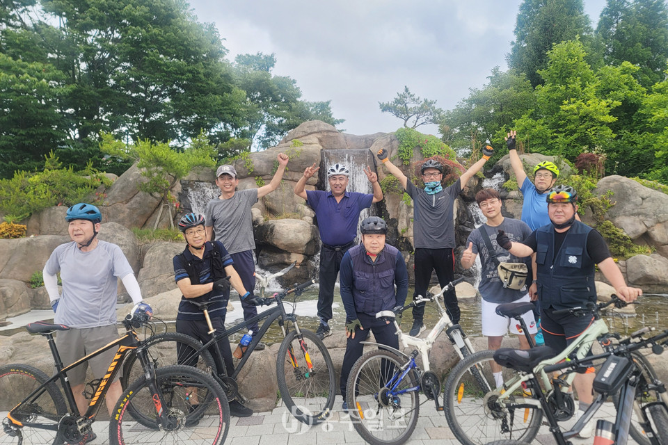 주민들과 소통 자전거 타기 기념 촬영.