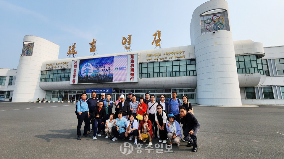 연길 공황에서 민통 자문위원들의 기념 촬영