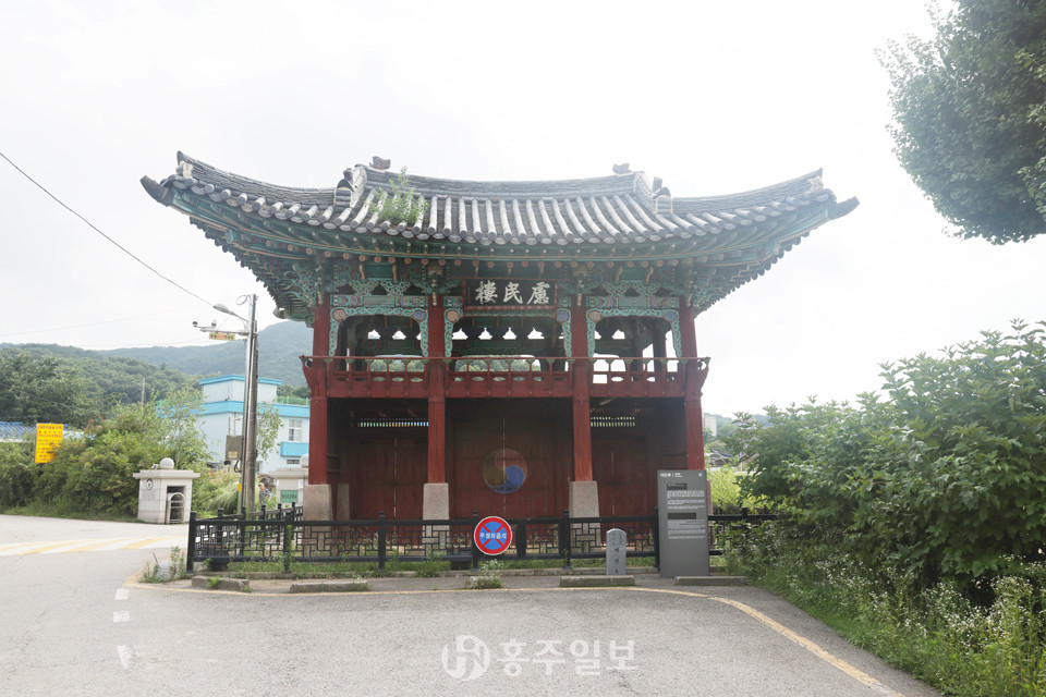 아산 영인초등학교 앞에 있는 여민루 동학전적지.