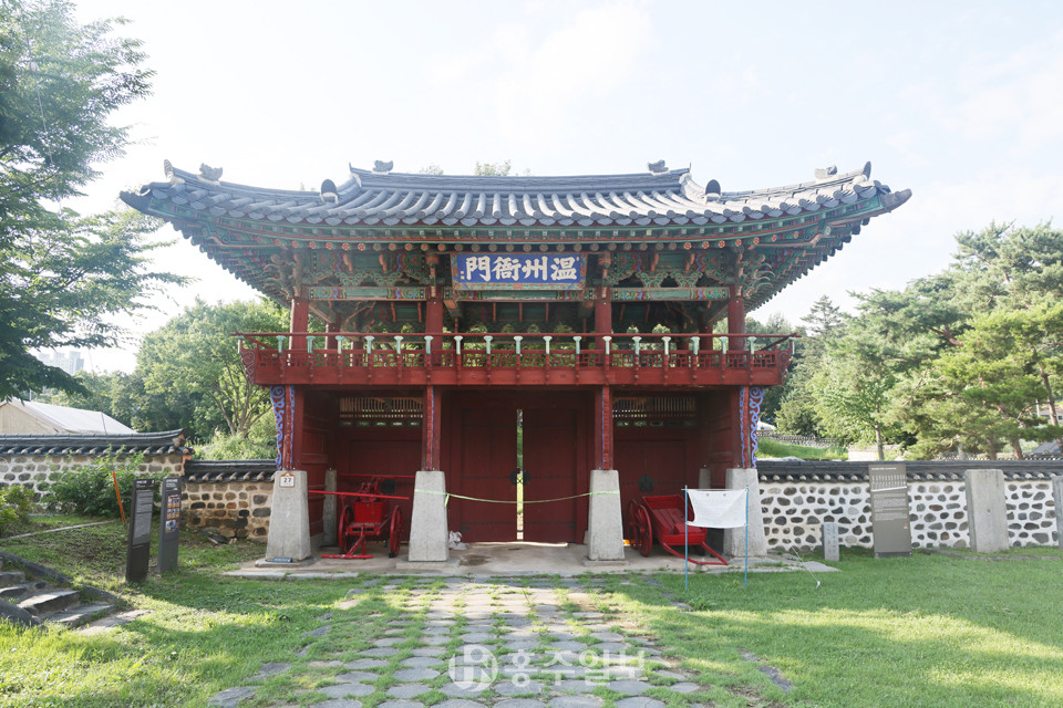 아산 온주아문과 동헌.