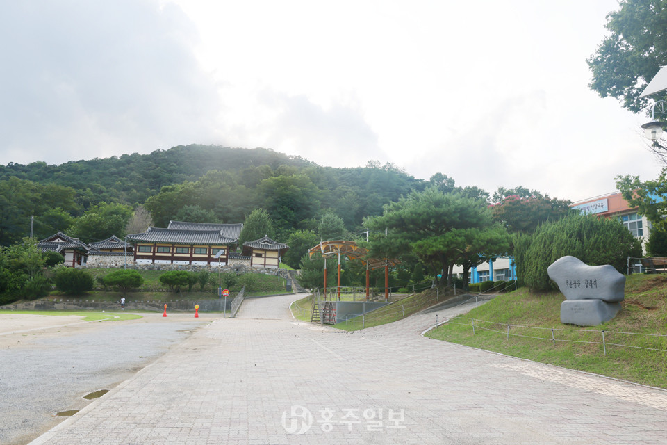 아산 신창향교와 신창초등학교.
