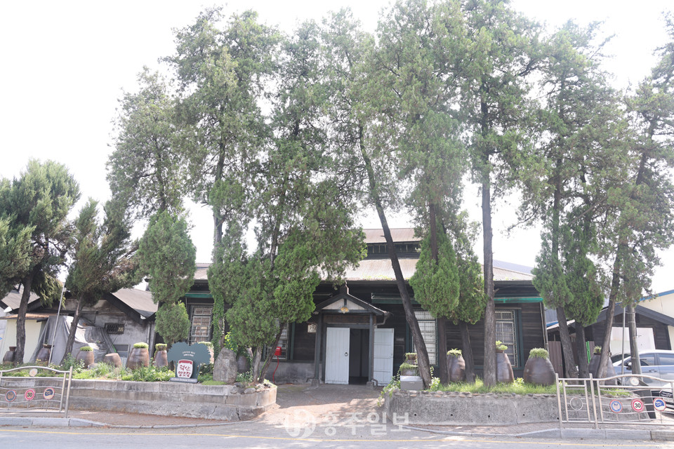 일제 때인 1930년에 완공한 양조장은 국가등록문화재로 지정된 문화유산이다.