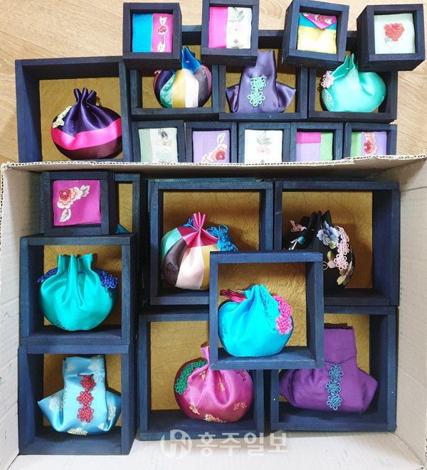 쌀 됫박 쪽빛 염색 모습.