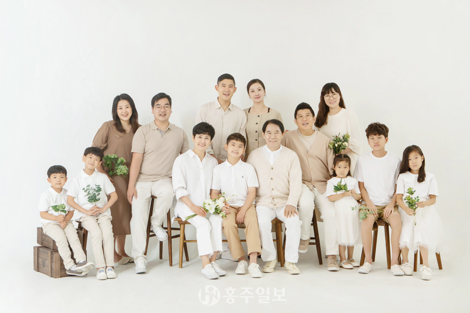 2남 1녀의 아들, 딸, 며느리, 손자, 손녀와 함께 찍은 가족사진.