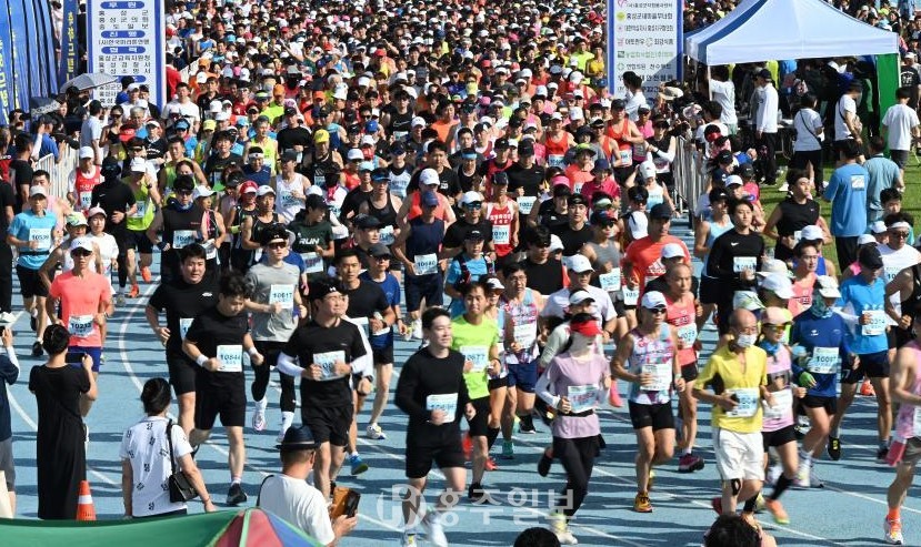 지난해 개최된 이봉주보스턴제패기념 홍성마라톤 대회 전경.