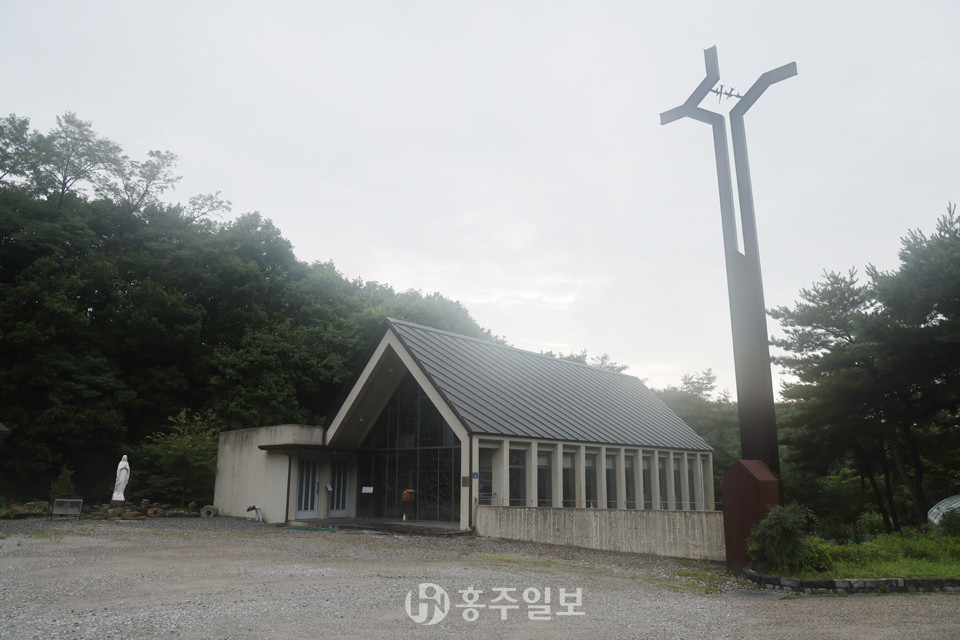 대전교구 천안 성거산 성지의 관리성당과 수산나 피정의 집 모습. 2011년 5월 7일 봉헌식을 가졌다. 이곳에서 성거산 정상의 성지까지는 3~4km의 산길을 올라가야 한다.