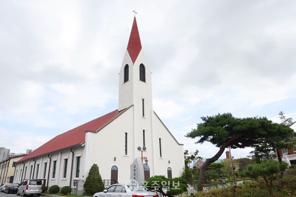 강경성지성당 전경. 등록문화재 제650호.