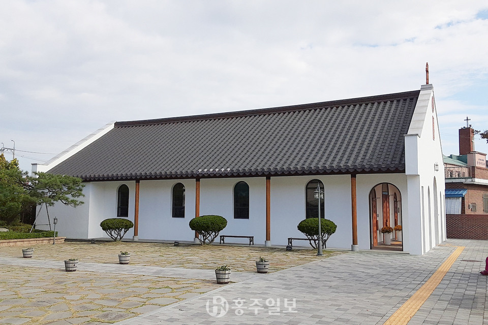 강경성지성당의 성 김대건 신부 기념관.