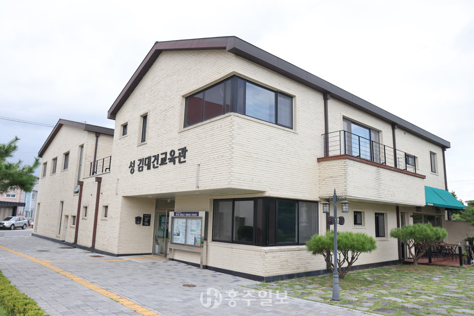 강경성지성당의 성 김대건 교육관 전경.